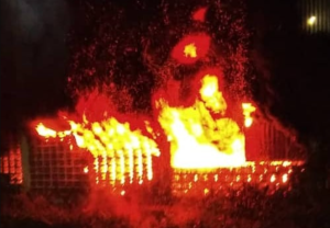 Voraz incendio en San Antonio de los Altos causado por fuegos artificiales (Fotos y Video)