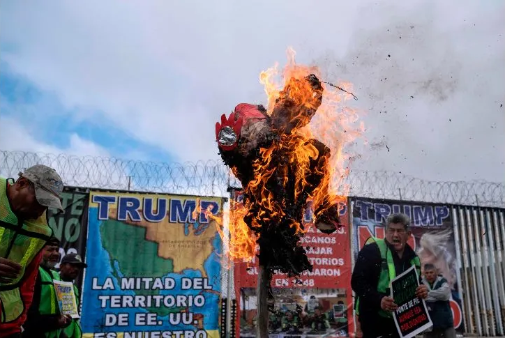 Migrantes centroamericanos quemaron piñatas para pedir que Biden les deje entrar a EEUU