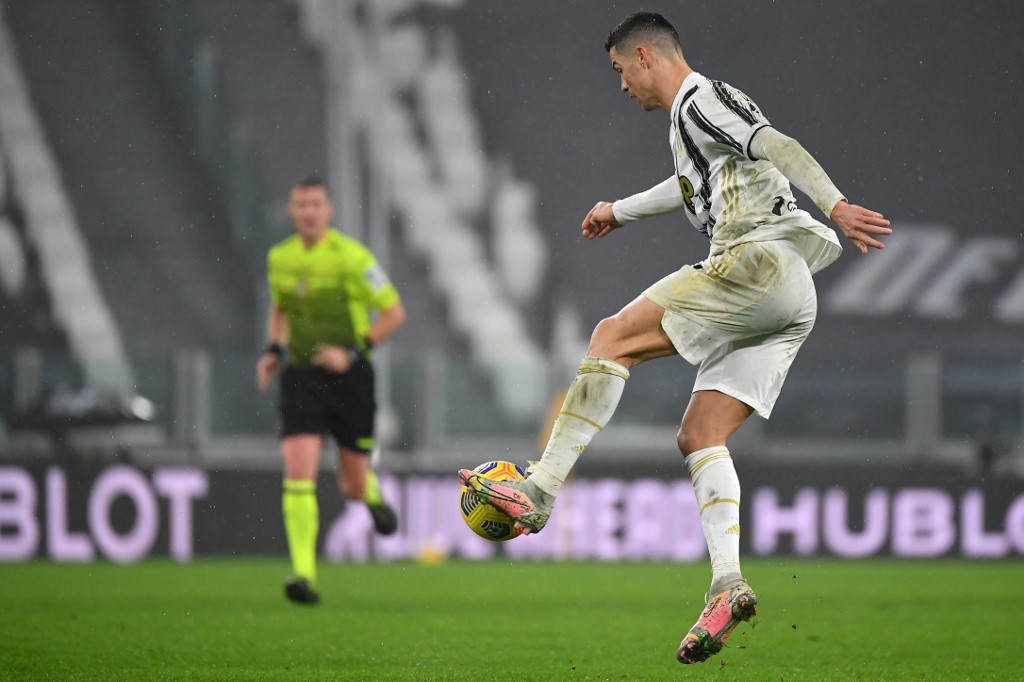 Cristiano Ronaldo festeja los 36 con un gol ante la Roma que vale el tercer puesto