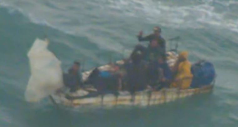 En video: El rescate de ocho cubanos tras naufragio en Florida