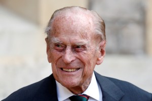 El Príncipe Felipe, marido de la reina Isabel II, pasa su séptima noche hospitalizado