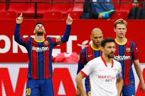 Barcelona supera al Sevilla y mantiene vivas sus esperanzas de ganar la Liga