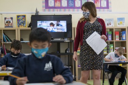 CDC de EEUU consideran que las escuelas pueden abrir con seguridad sin vacunar a profesores
