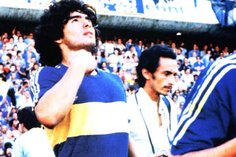 El sueño de don Diego, la danza de los millones y la puja con River: Secretos y verdades del debut de Maradona en Boca