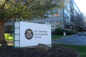 Fallo de un juez de Miami podría facilitar el camino hacia la residencia permanente para inmigrantes en EEUU