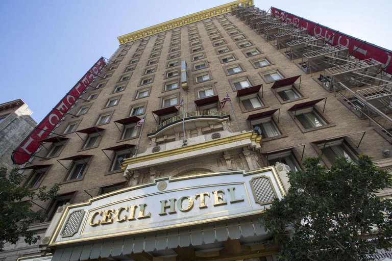 Crímenes, suicidios y fantasmas: La leyenda negra del hotel Cecil, que no tiene habitaciones “sin salpicaduras de sangre”