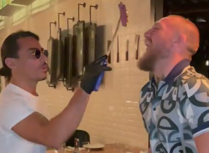 Conor McGregor regresó a su vida de lujos: Comió un filete bañado en oro de Salt Bae (VIDEO)