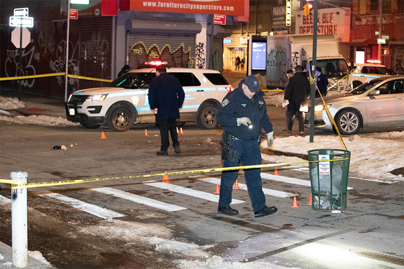Detienen a sospechosos en un enfrentamiento entre la policía de Nueva York y una banda delictiva