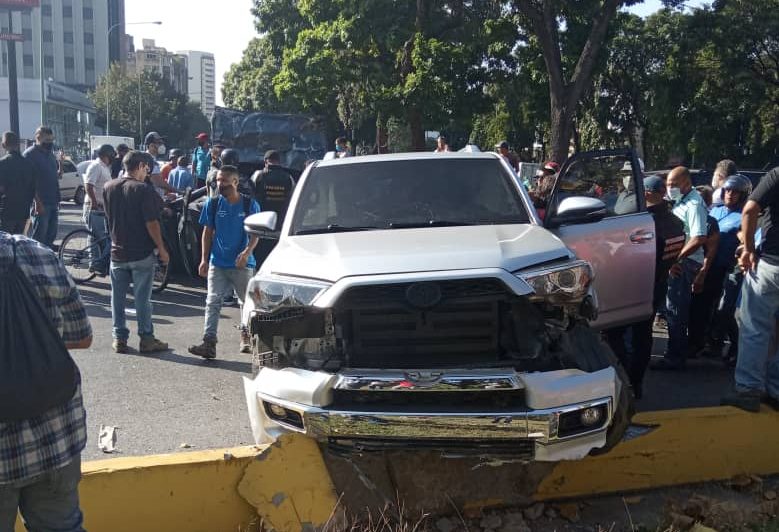 Una persona herida tras volcarse una camioneta en la redoma de Guaparo este #2Feb (VIDEO)