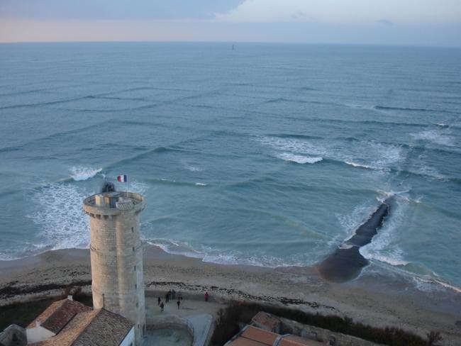 Bonitas pero peligrosas… Qué son las “olas cuadradas” y por qué debes salir de la playa al verlas (FOTOS)