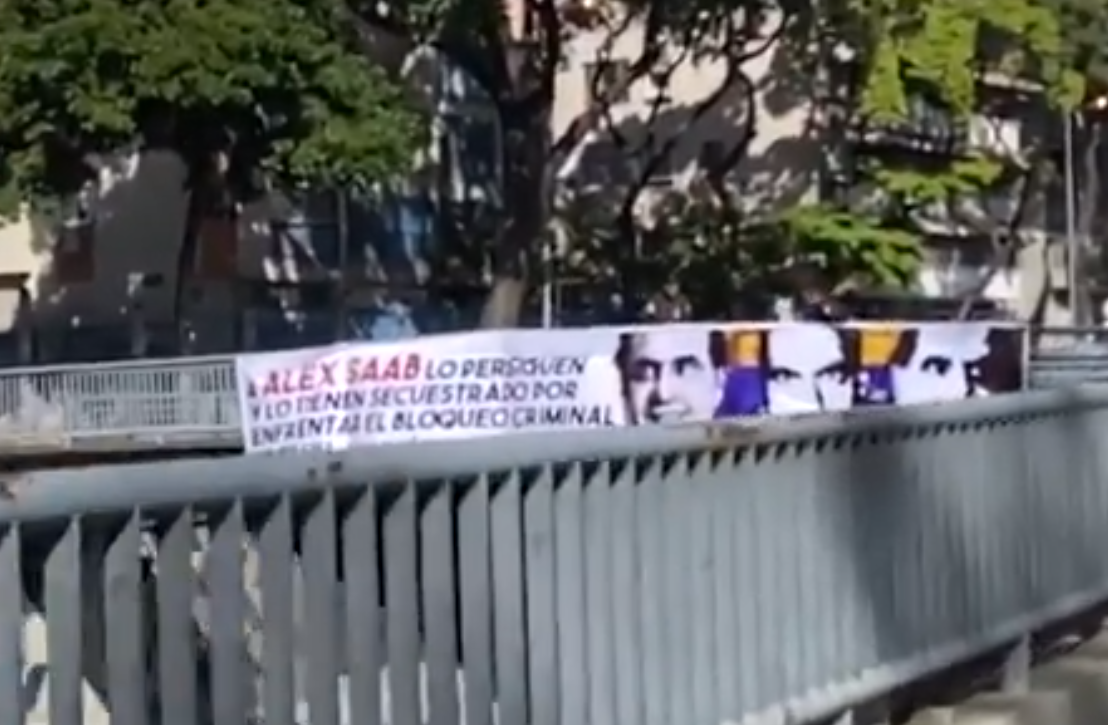 VIDEO: Esbirros de Maduro se olvidaron del hampa para “cuidar” una pancarta de Alex Saab