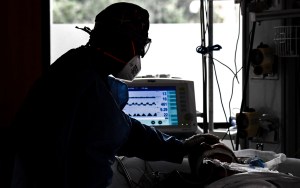El médico paciente que caminó la pandemia en Colombia al filo de la muerte