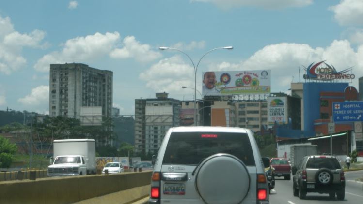 En IMÁGENES: Cerraron la autopista Francisco Fajardo este #8Mar por falta de combustible