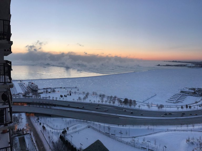 ¡IMPRESIONANTE! Kilométrica masa de hielo del Lago Michigan se desprendió de la costa de Chicago (Video)