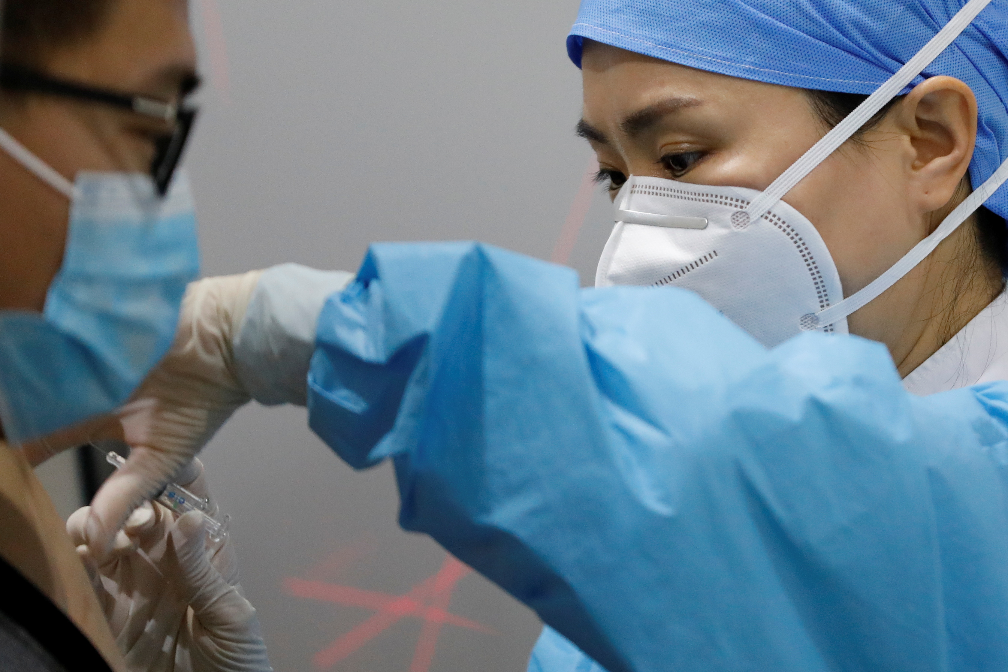 Recuperada del Covid-19, China vacuna sin prisa