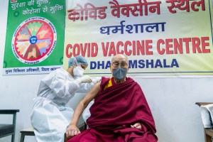 El dalai lama es vacunado contra el Covid-19 y anima a tener el mismo “coraje”
