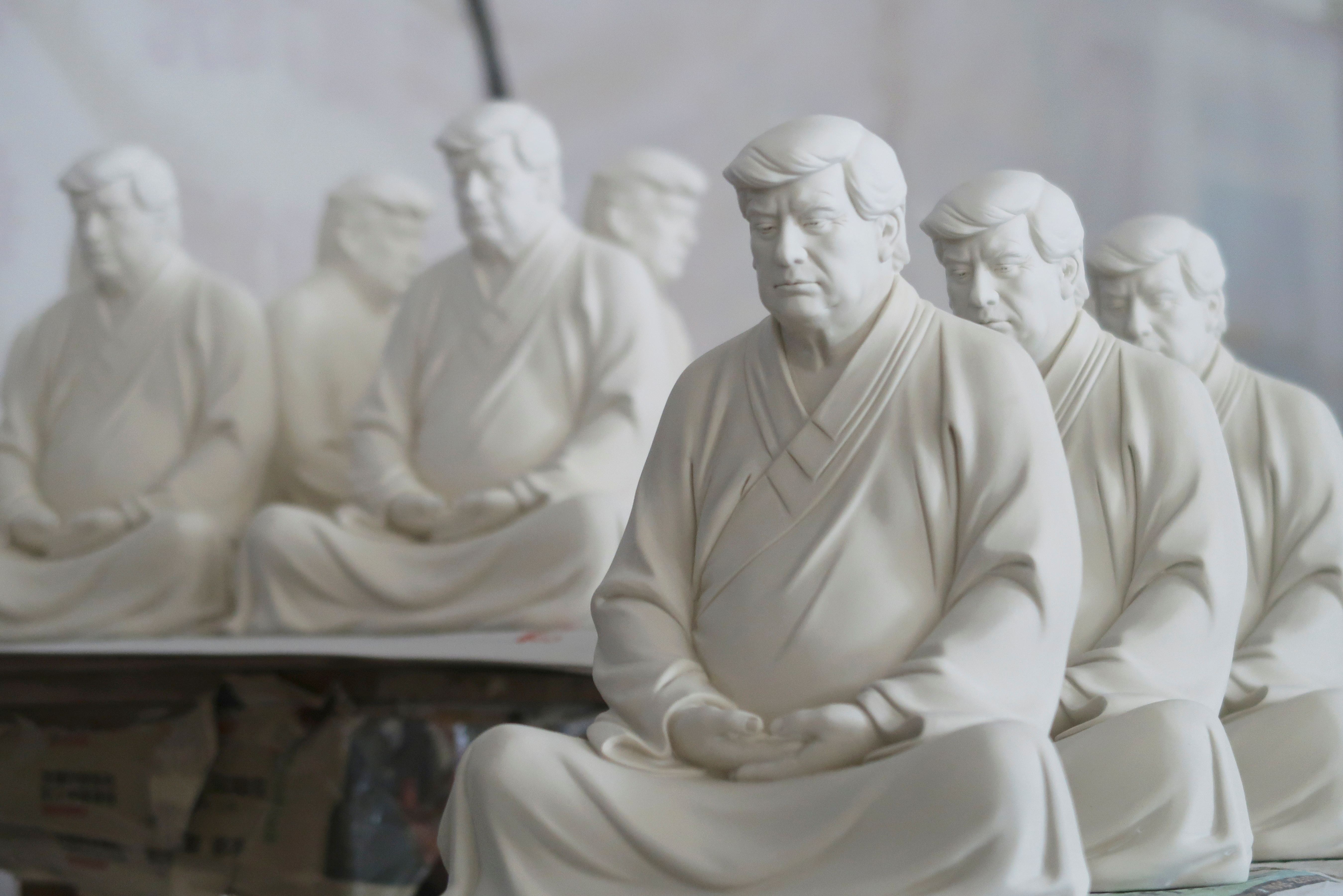 Esté en paz y medite, dice diseñador de la estatua budista de Trump