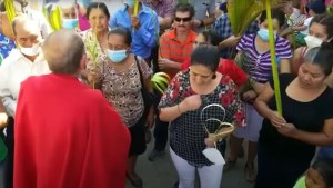 Un cura le quita la mascarilla a varios fieles en Honduras y dice que es una “babosada” (Video)