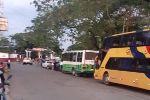 No permiten el paso de transporte público en el sector La Pedrera, Táchira #8Mar (fotos)