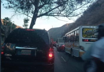 Alcabalas por la “cuarentena radical” crearon caos vehicular en la salida de Caricuao este #22Mar (FOTOS)