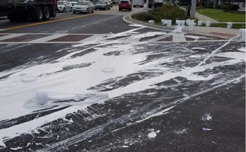 Se derramaron 150 galones de pintura sobre John Young Parkway en Orlando