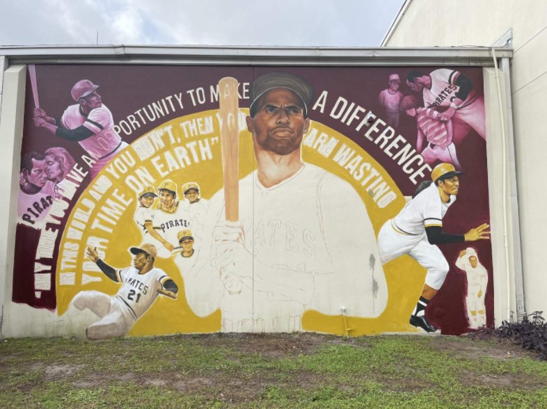 Artista de Florida inspiró a estudiantes con un mural que motiva a nunca rendirse