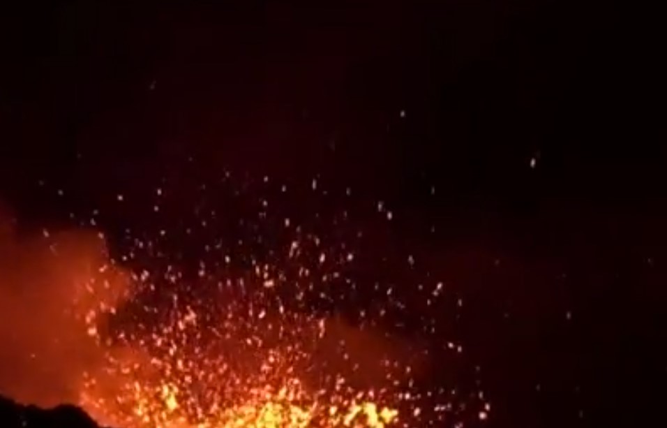 Volcán Etna volvió a iluminar el cielo con su undécima erupción