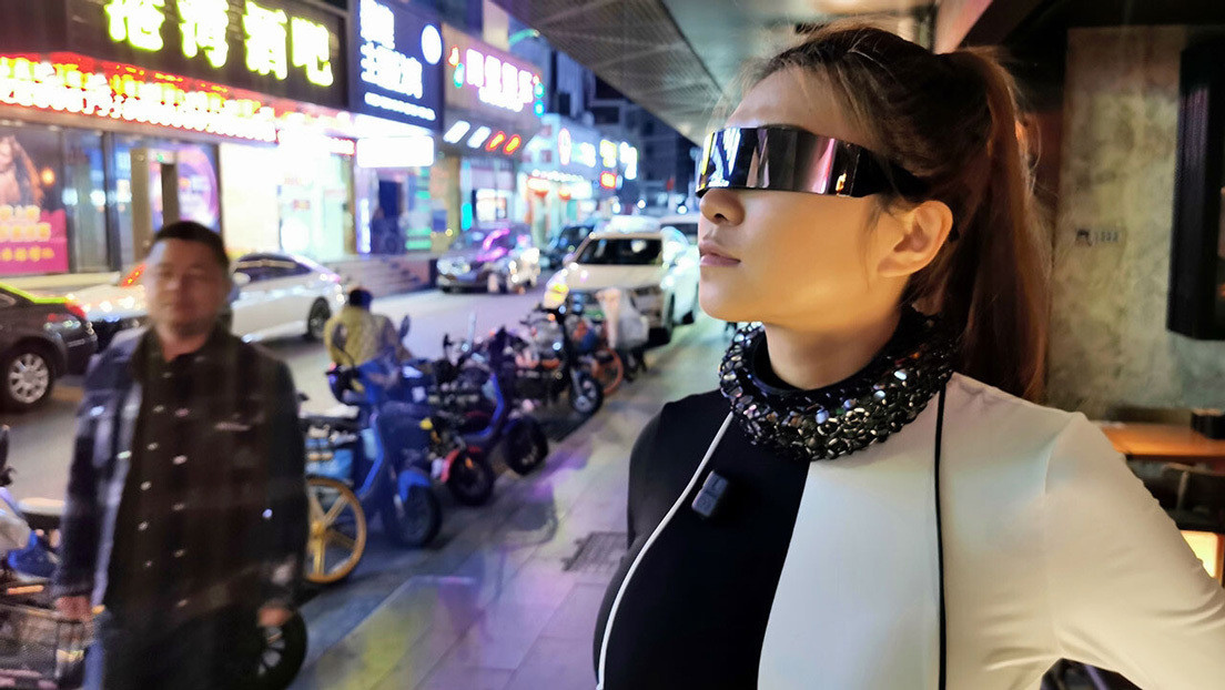 Youtuber creó un collar “cyberpunk” para bloquear los micrófonos e impedir que la espíen (VIDEO)