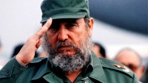 Jóvenes cubanos destruyeron un cuadro en honor al dictador Fidel Castro (VIDEO)