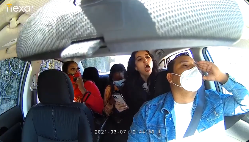 En VIDEO: Pasajera malcriada tosió sobre un conductor de Uber y lo roció con gas pimienta