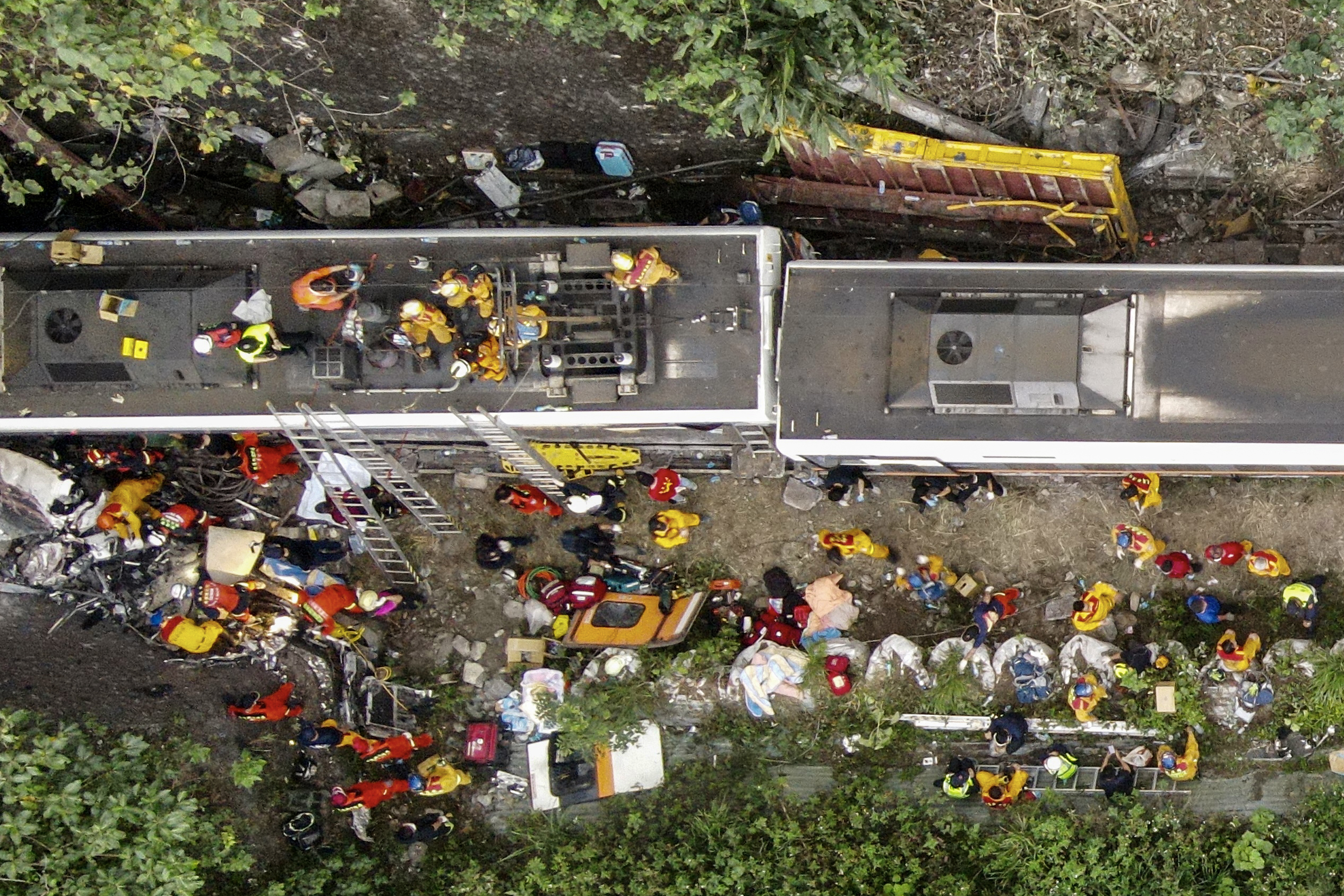Aumenta a 51 la cifra de muertos tras descarrilamiento de un tren en Taiwán