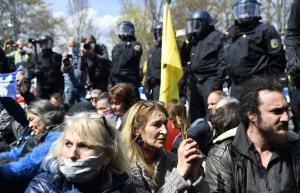 Gases lacrimógenos en Berlín para dispersar manifestación anti-restricciones