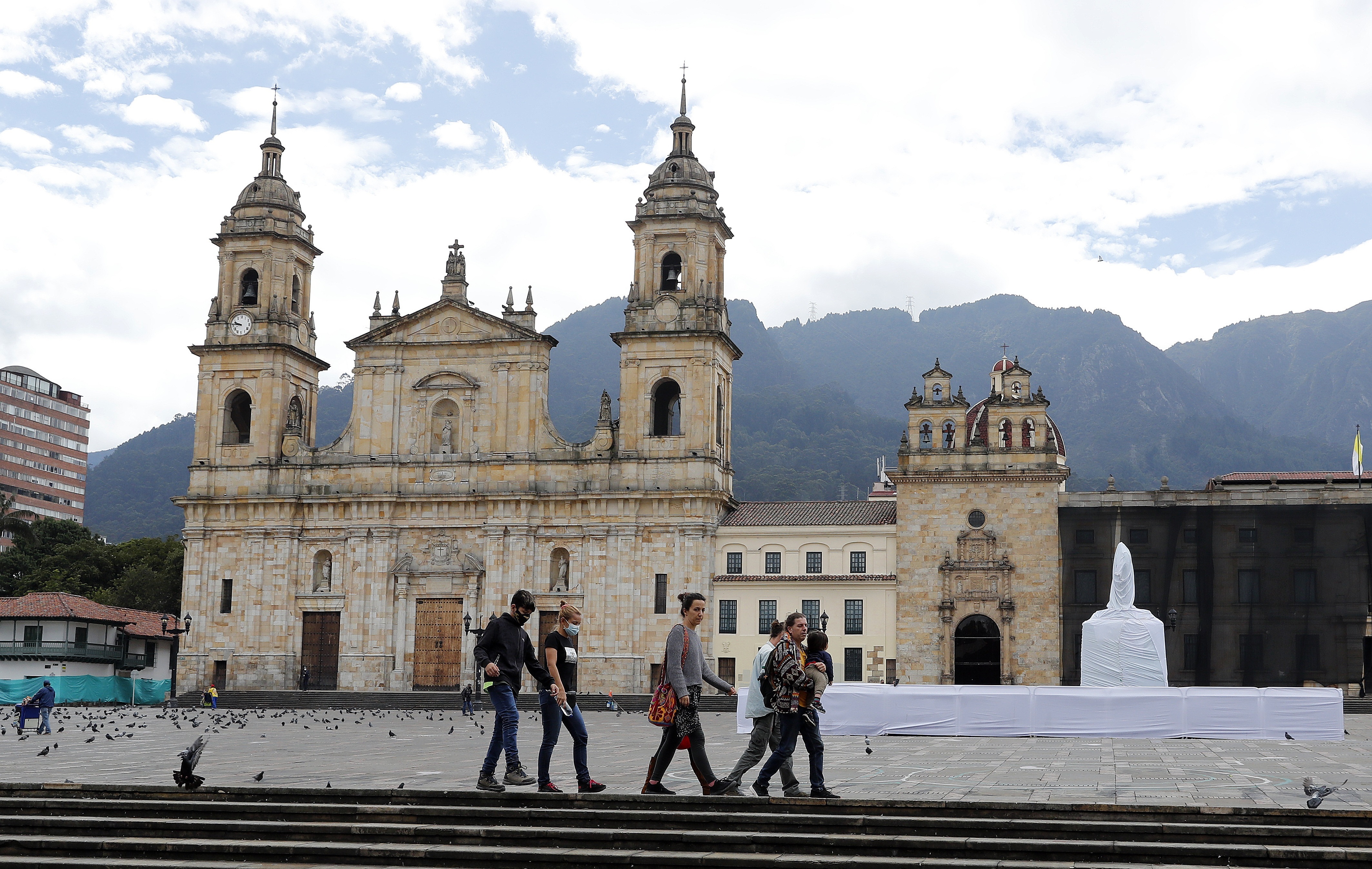 Tercera ola de Covid-19 obligó al cierre de la principales ciudades de Colombia