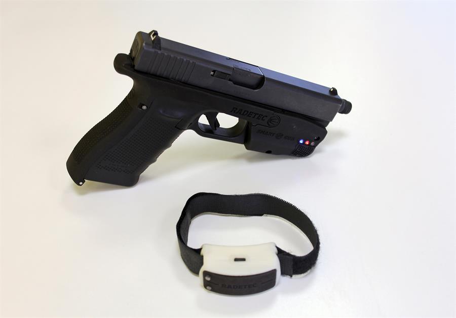 Diseñan en España una pistola que solo puede disparar el policía autorizado