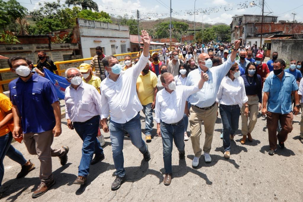 “Vamos a continuar movilizados”: Guaidó aplaudió visita de la AN en Santa Teresa del Tuy (Fotos)