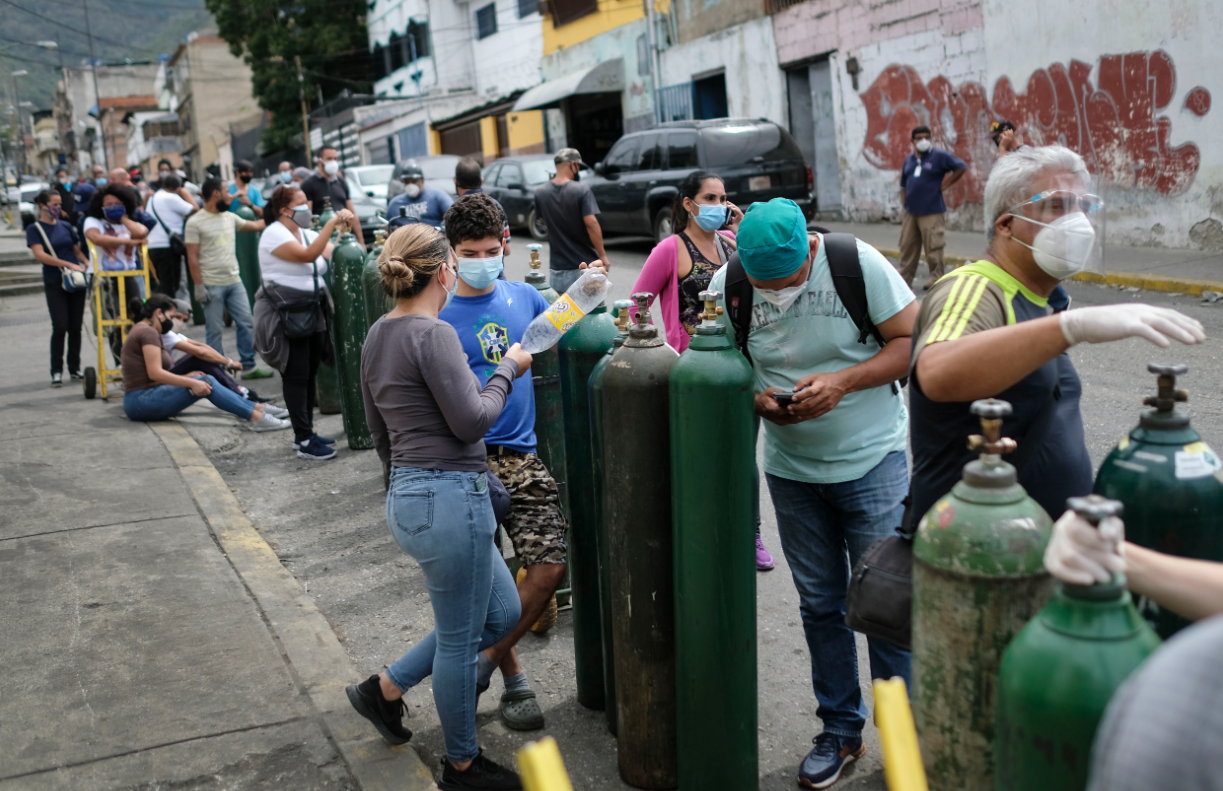 El viacrucis que viven los zulianos para conseguirle oxígeno a familiares con coronavirus