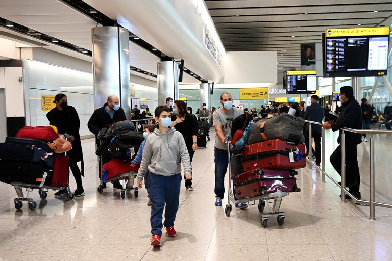 El Reino Unido suministrará a sus ciudadanos pasaportes Covid-19 para viajar al exterior en las vacaciones