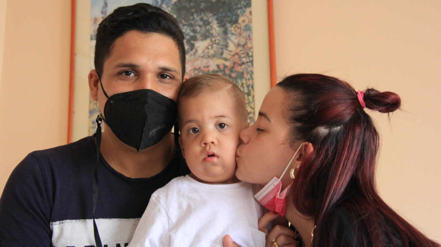 “Para operarlo nos exigían el carnet de la patria”: La odisea de una familia venezolana que huyó a España para salvar a su bebé