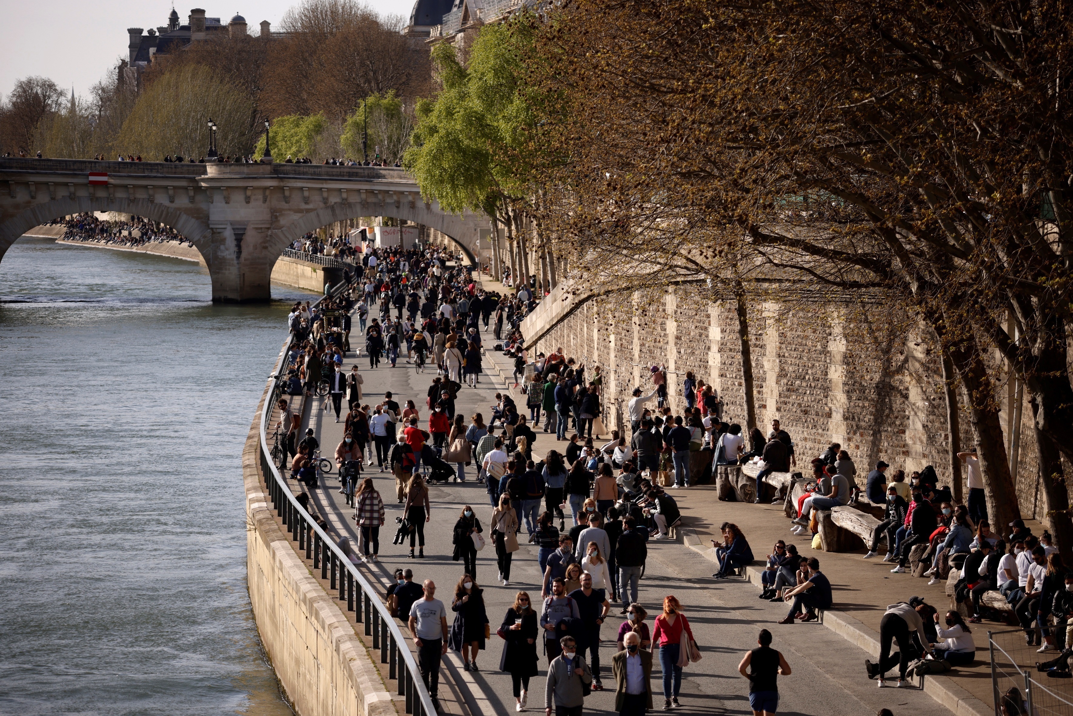 La Fiscalía de París investiga una misa de Pascua sin medidas sanitarias