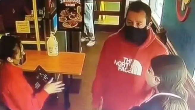 ¡VIRAL! No reconoció a Adam Sandler, le negó la entrada a un restaurant y ahora le ruega que vuelva