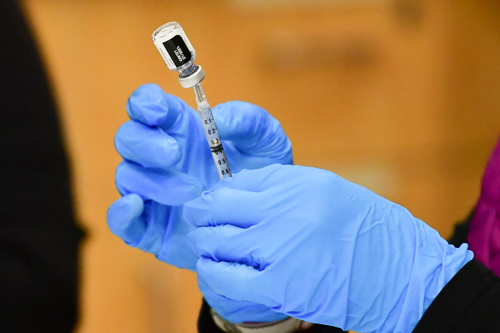 Comunidad internacional busca aumentar la producción de vacunas contra el coronavirus
