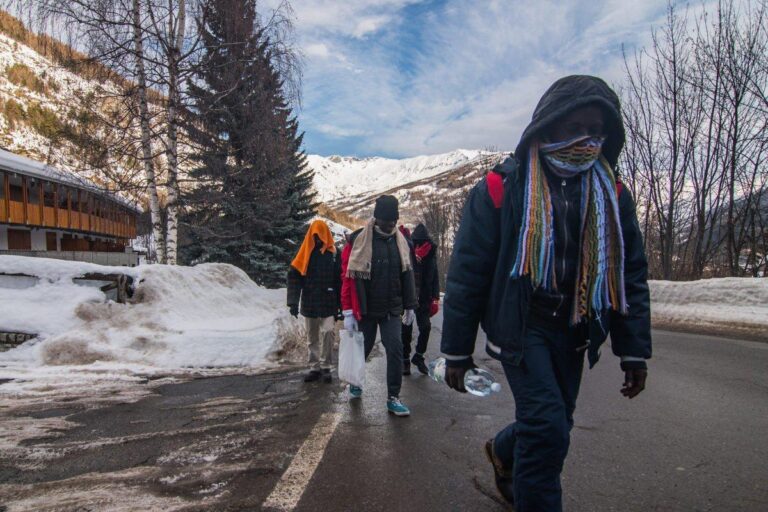 Un refugio en los Alpes italianos ayuda a los migrantes en su travesía por Europa
