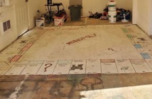 Quitaron la alfombra vieja del apartamento y encontraron un tablero de “Monopoly” gigante (FOTO)