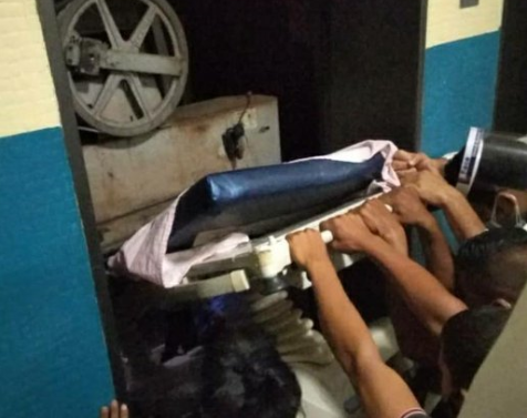 Se desprendió ascensor de un hospital en Guárico con una niña recién operada dentro (FOTOS)