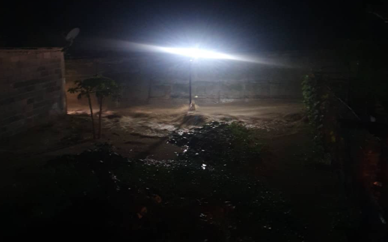En IMÁGENES: Merideños en alerta nocturna tras crecida de ríos y fuertes lluvias