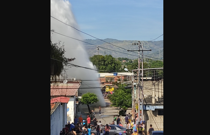 Rotura de tubo matriz ocasionó una gigantesca “fuente” en Santa Teresa del Tuy (Video)
