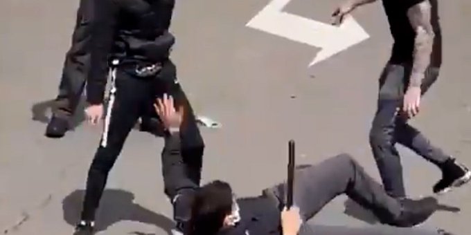 ¡Indignante! Guardias de hospital fueron agredidos por impedir la entrada sin mascarillas (VIDEO)