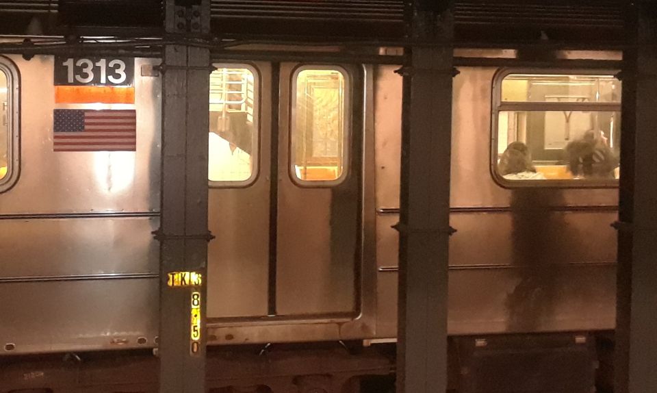 Niño cayó por rendija de un parque y aterrizó en estación del metro de Nueva York en Brooklyn