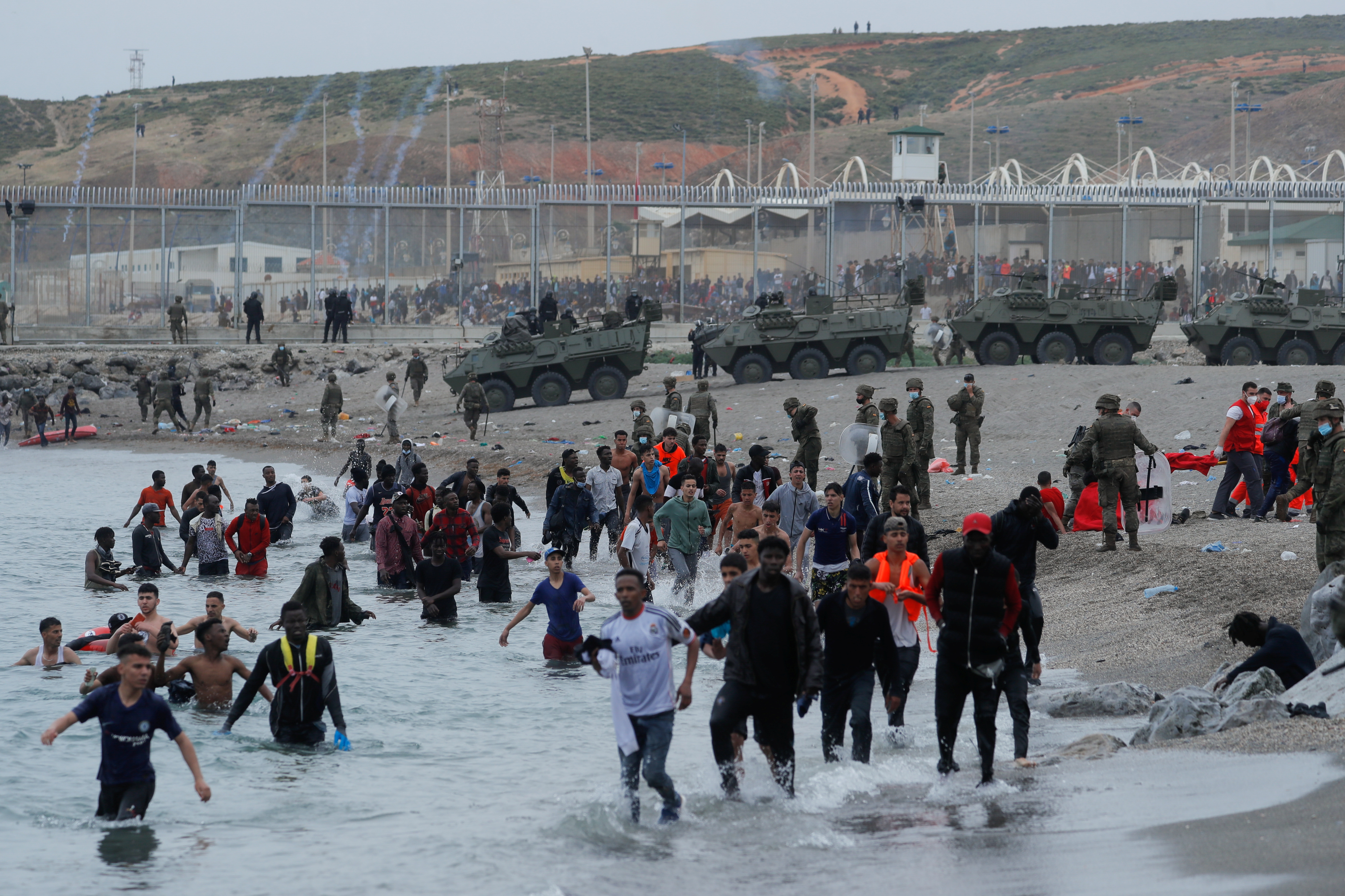 EN FOTOS: El drama de los migrantes marroquíes a orillas de Ceuta paraliza España
