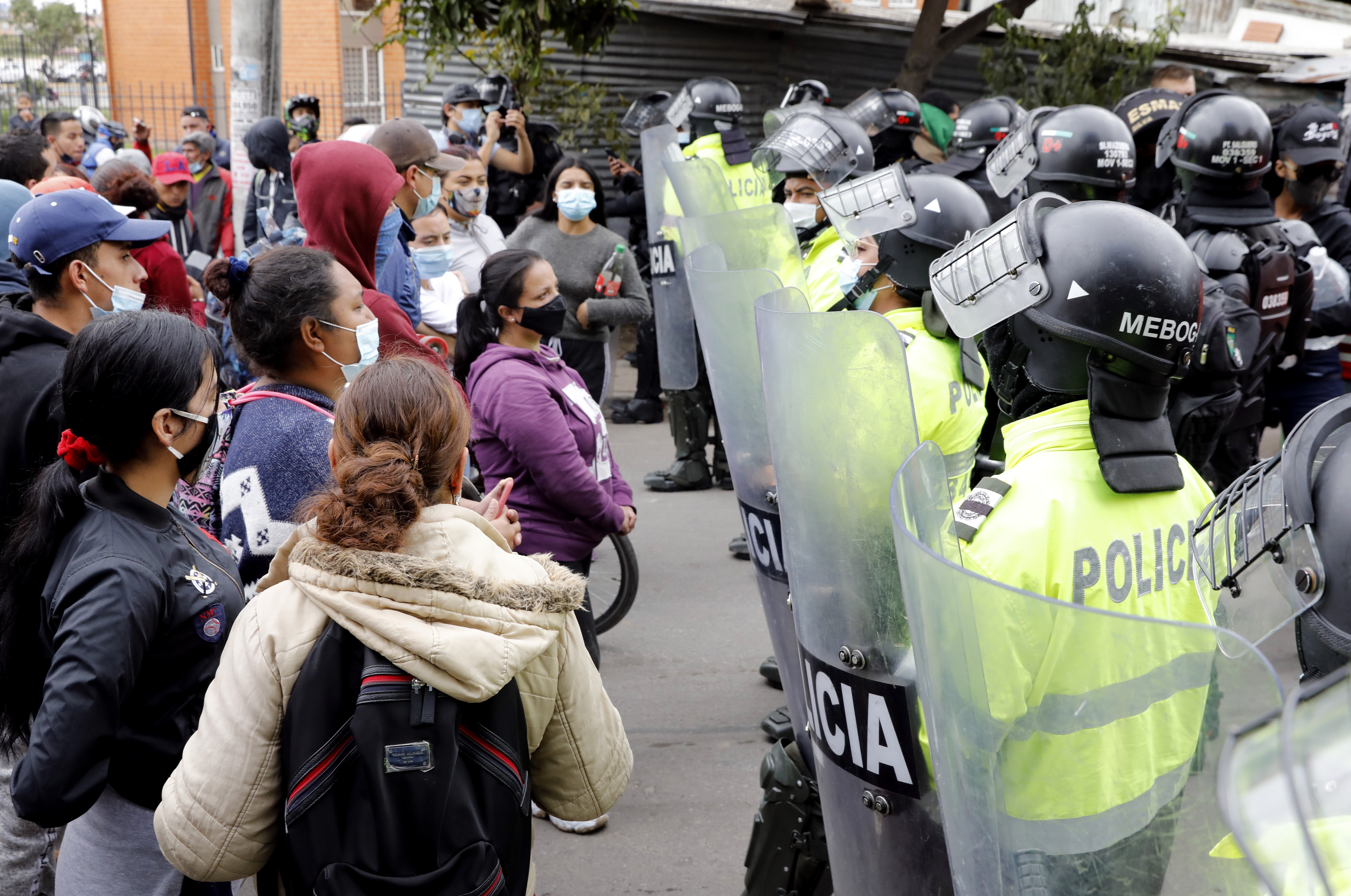 Al menos un muerto y más de 20 heridos en ataques contra la fuerza pública en Colombia